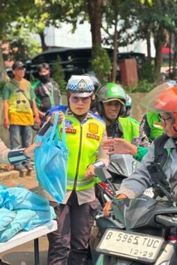 Jumat Peduli, Polda Metro Jaya Pererat Silaturahmi dengan Pengemudi Ojol
