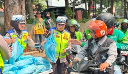 Jumat Peduli, Polda Metro Jaya Pererat Silaturahmi dengan Pengemudi Ojol - Teropong Rakyat