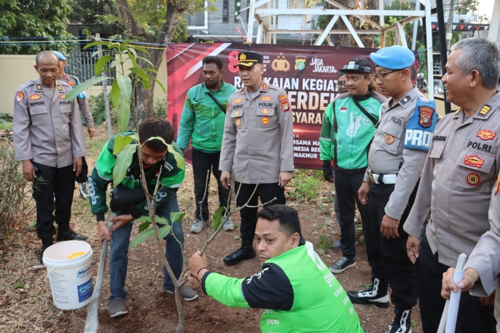 Portal Berita Indonesia dan Dunia Terkini Hari Ini, Update Harian Terbaru, Terlengkap, Tajam, Aktual dan Berimbang. Semarak HUT ke-81 RI, Polres Pelabuhan Tanjung Priok Tanam 20 Pohon Bersama Masyarakat - Teropong Rakyat