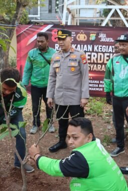 Semarak HUT ke-81 RI, Polres Pelabuhan Tanjung Priok Tanam 20 Pohon Bersama Masyarakat