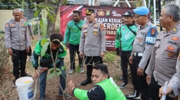 Semarak HUT ke-81 RI, Polres Pelabuhan Tanjung Priok Tanam 20 Pohon Bersama Masyarakat