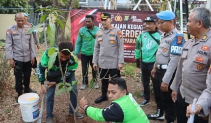 Semarak HUT ke-81 RI, Polres Pelabuhan Tanjung Priok Tanam 20 Pohon Bersama Masyarakat - Teropong Rakyat