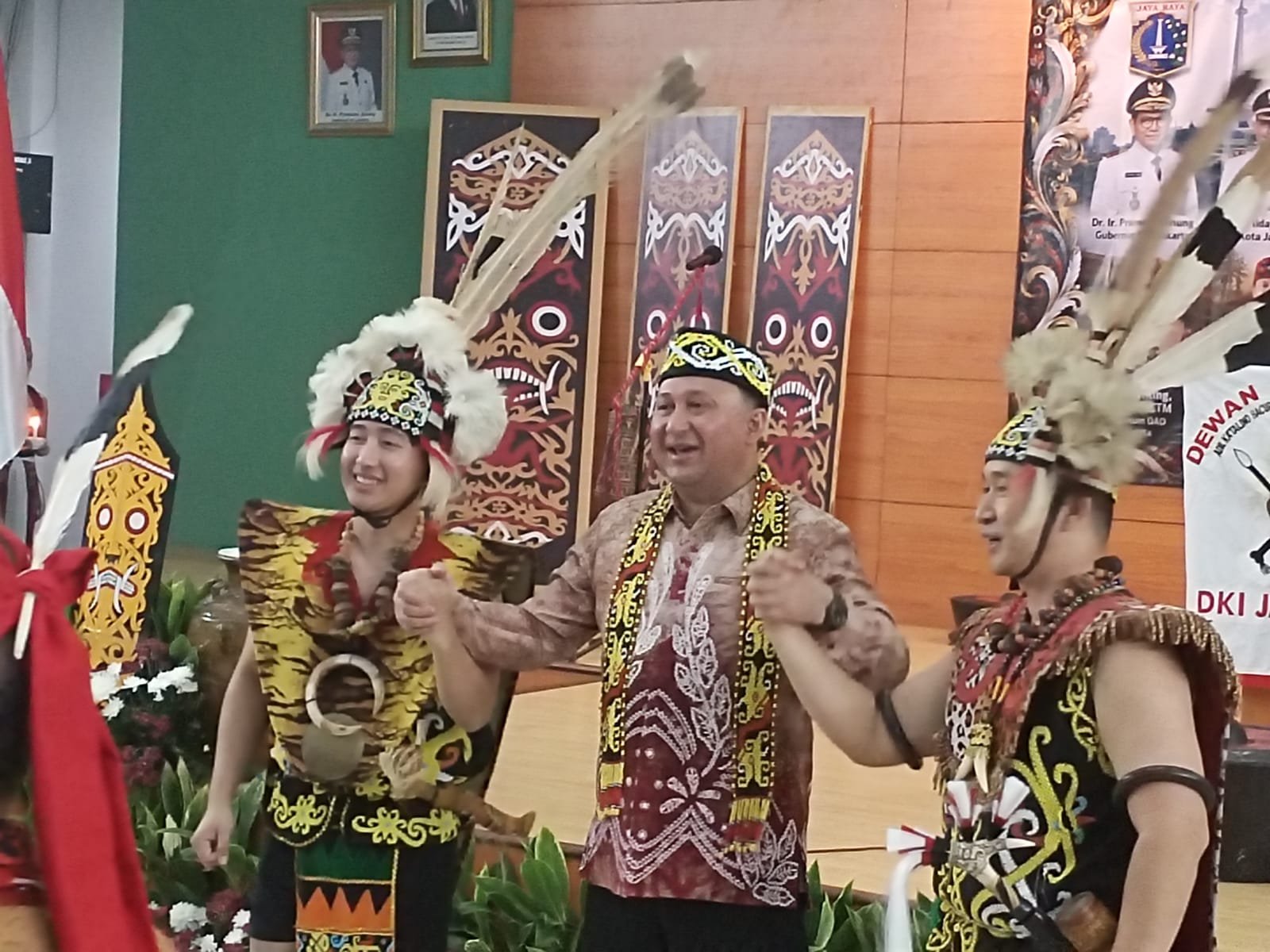 Portal Berita Indonesia dan Dunia Terkini Hari Ini, Update Harian Terbaru, Terlengkap, Tajam, Aktual dan Berimbang. Bersatu dalam Adat, Bersatu untuk Bangsa, Pengukuhan Pengurus DAD DKI Jakarta Periode 2026–2031 Resmi Digelar - Teropong Rakyat