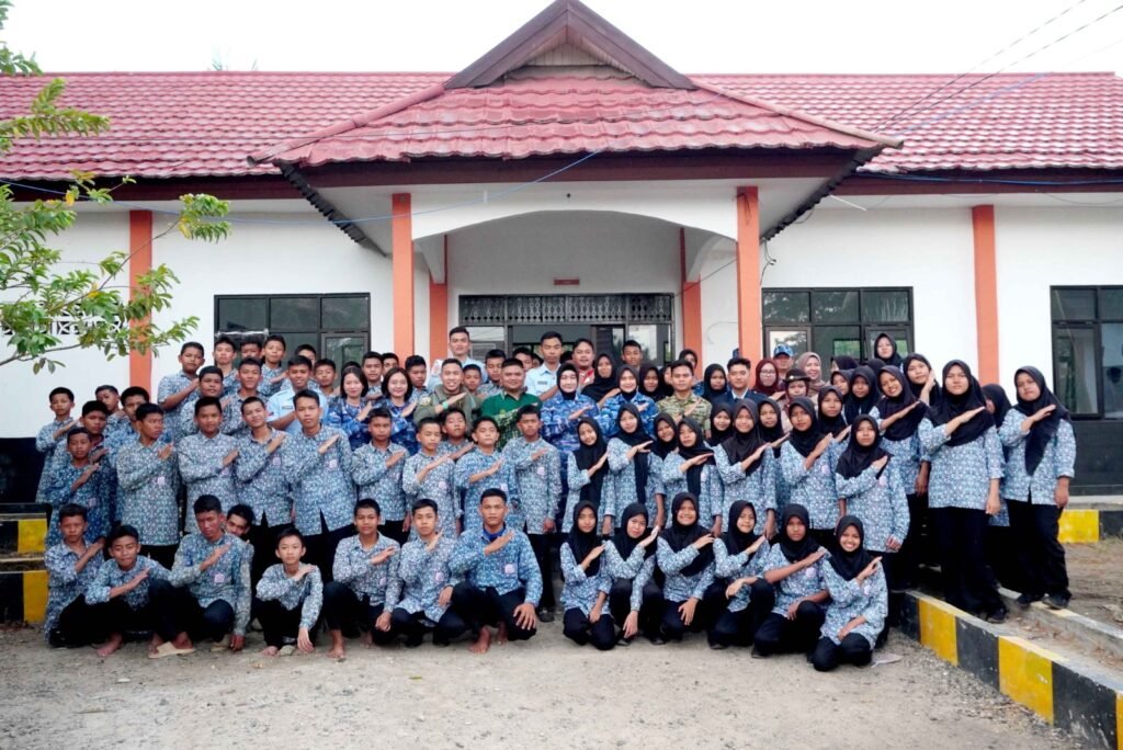 Portal Berita Indonesia dan Dunia Terkini Hari Ini, Update Harian Terbaru, Terlengkap, Tajam, Aktual dan Berimbang. Dari Rasa Ingin Tahu Hingga Cita-Cita, Lanud Sjamsudin Noor Dekatkan Dunia TNI AU Dengan Siswa SRMP 20 Budi Luhur - Teropong Rakyat