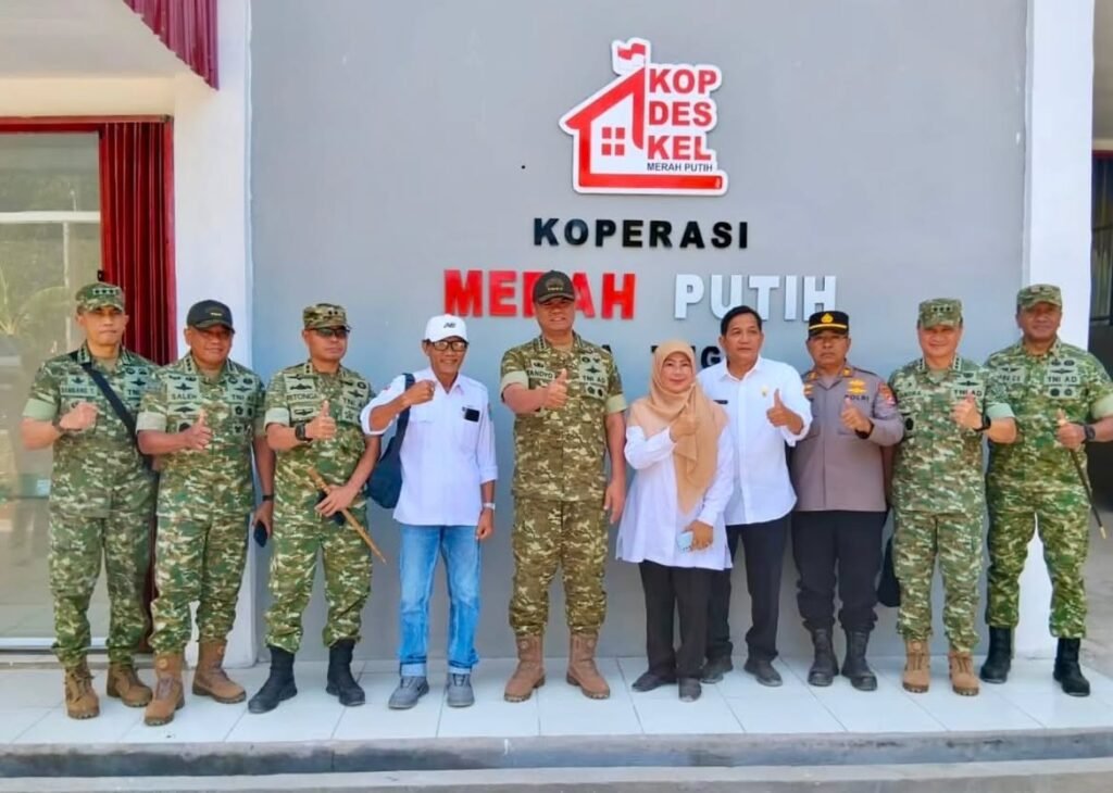Portal Berita Indonesia dan Dunia Terkini Hari Ini, Update Harian Terbaru, Terlengkap, Tajam, Aktual dan Berimbang. Wapang TNI Tinjau Karya Bakti, Pembangunan KDKMP dan Yonif TP 842/Badak Sakti di Pandeglang - Teropong Rakyat
