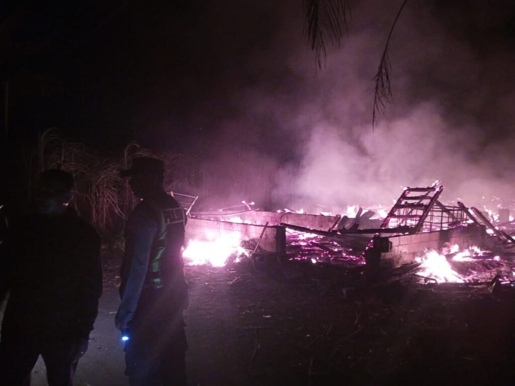Korsleting Diduga Picu Kebakaran, Kandang Ayam di Kromengan - Teropong Rakyat