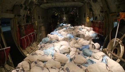 TNI Kirim 27 Ton Bantuan untuk Korban Gempa NTT - Teropong Rakyat