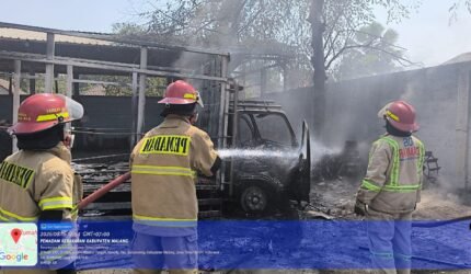 Dua Truk Pengangkut Ayam Terbakar di Bululawang,Diduga Berasal Dari Aktivitas Pembakaran Sampah - Teropong Rakyat