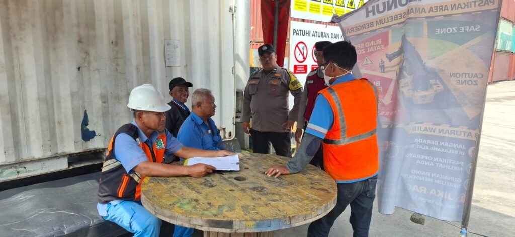 Portal Berita Indonesia dan Dunia Terkini Hari Ini, Update Harian Terbaru, Terlengkap, Tajam, Aktual dan Berimbang. Jaga Jakarta On The Spot di Pelabuhan Sunda Kelapa, Polisi Tampung Keluhan Buruh soal Banjir Rob - Teropong Rakyat