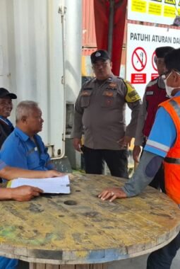 Jaga Jakarta On The Spot di Pelabuhan Sunda Kelapa, Polisi Tampung Keluhan Buruh soal Banjir Rob