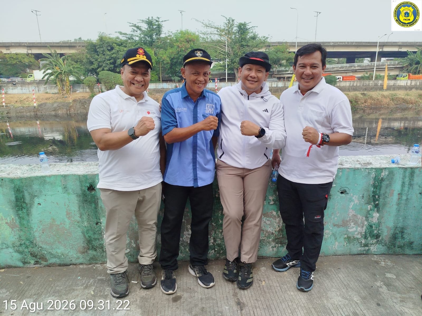 Portal Berita Indonesia dan Dunia Terkini Hari Ini, Update Harian Terbaru, Terlengkap, Tajam, Aktual dan Berimbang. TNI-Polri dan Pemprov DKI Bersihkan Sungai Kalijodo, Ketua RW 05 Tekankan Kesadaran Warga Jaga Lingkungan - Teropong Rakyat