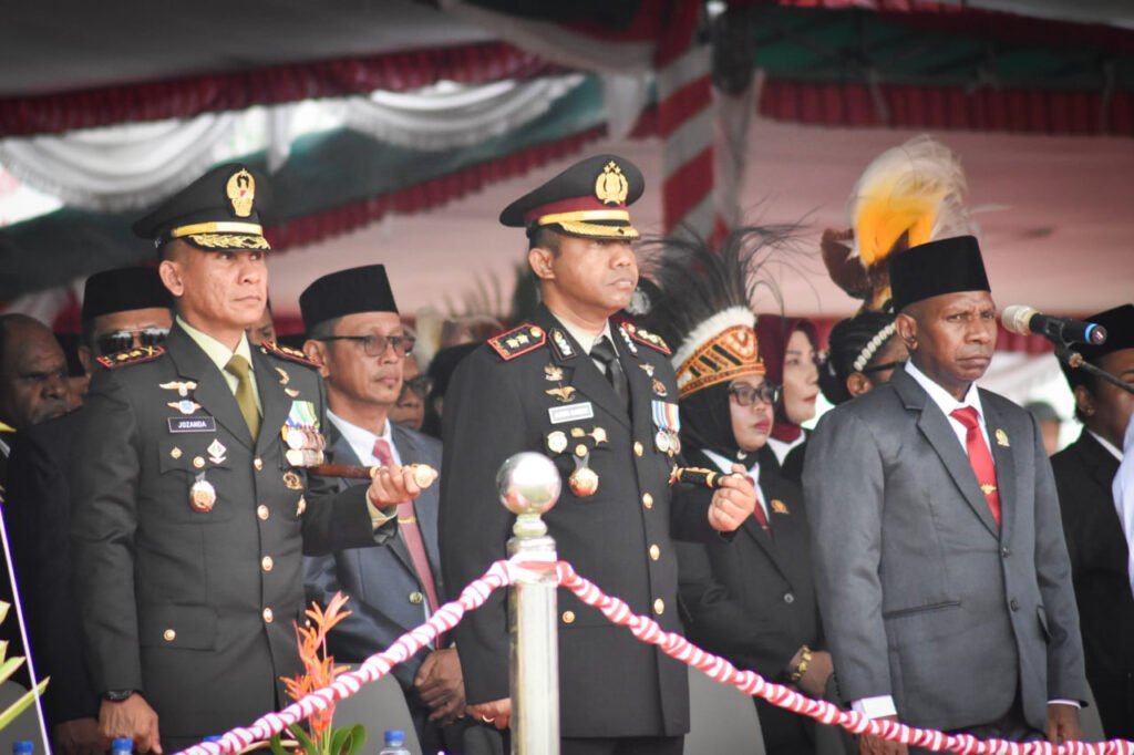 Portal Berita Indonesia dan Dunia Terkini Hari Ini, Update Harian Terbaru, Terlengkap, Tajam, Aktual dan Berimbang. Semangat Kemerdekaan, Dandim 1710/Mimika Hadiri Upacara HUT ke-81 RI di Timika - Teropong Rakyat