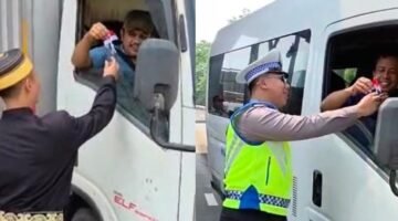 Semarak HUT RI ke 81 Tahun, Induk PJR BSD Korlantas Polri Membagikan Assesoris Bendera Merah Putih dengan Memakai Baju Adat
