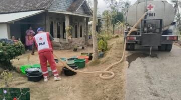 Peduli Warga Kekurangan Air, PMI Malang Distribusikan 20 Ribu Liter Air Bersih