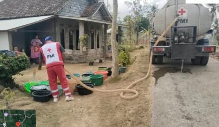 Peduli Warga Kekurangan Air, PMI Malang Distribusikan 20 Ribu Liter Air Bersih - Teropong Rakyat