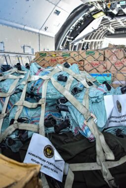 TNI Kerahkan 29 Alutsista dan Salurkan 122 Ton Bantuan untuk Penanganan Gempa NT