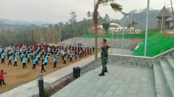 MPLS Hari Kedua di Sekolah Rakyat Srigonco Diisi Salat Subuh dan Senam Pagi