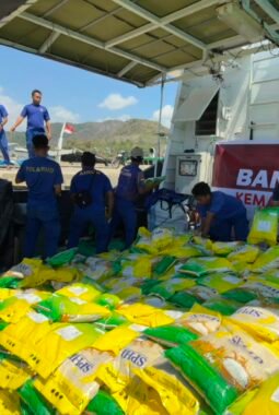 Polri Distribusikan Bantuan Logistik Kapolri untuk Korban Gempa di Pulau Flores