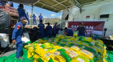 Polri Distribusikan Bantuan Logistik Kapolri untuk Korban Gempa di Pulau Flores