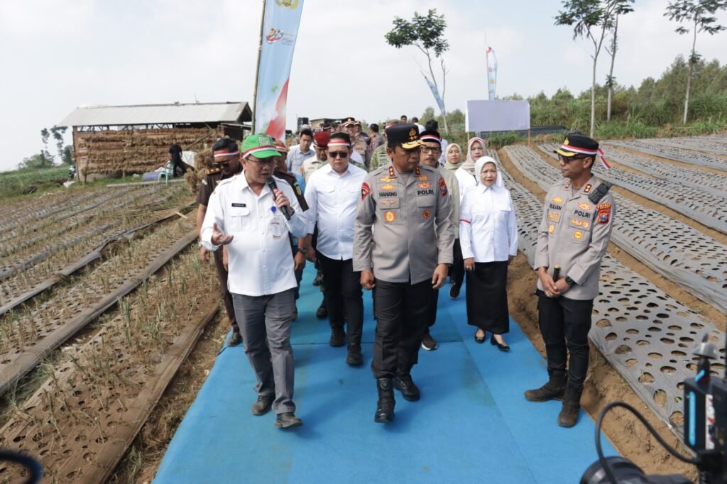 Portal Berita Indonesia dan Dunia Terkini Hari Ini, Update Harian Terbaru, Terlengkap, Tajam, Aktual dan Berimbang. Dukung Swasembada Pangan, Polisi Tanam Bawang Putih 1,5 Hektare bersama Forkopimda di Malang - Teropong Rakyat