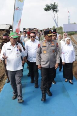 Dukung Swasembada Pangan, Polisi Tanam Bawang Putih 1,5 Hektare bersama Forkopimda di Malang