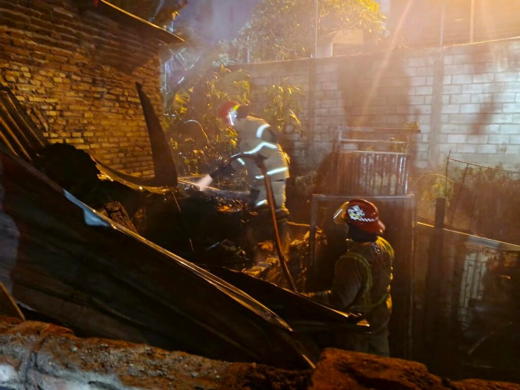 Portal Berita Indonesia dan Dunia Terkini Hari Ini, Update Harian Terbaru, Terlengkap, Tajam, Aktual dan Berimbang. Gudang Rosokan di Karangwidoro Terbakar, Diduga Berawal dari Bakar Sampah - Teropong Rakyat