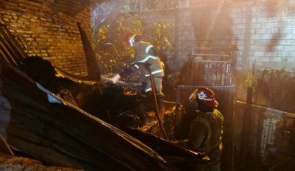 Gudang Rosokan di Karangwidoro Terbakar, Diduga Berawal dari Bakar Sampah - Teropong Rakyat
