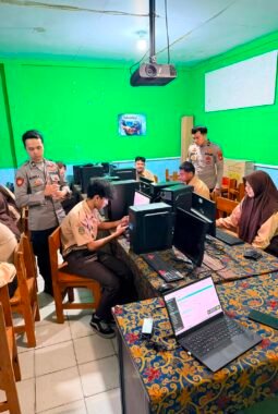 Polres Pelabuhan Tanjung Priok Edukasi 80 Siswa SMK Al Jihad tentang Pemanfaatan AI dan Bahaya Cybercrime