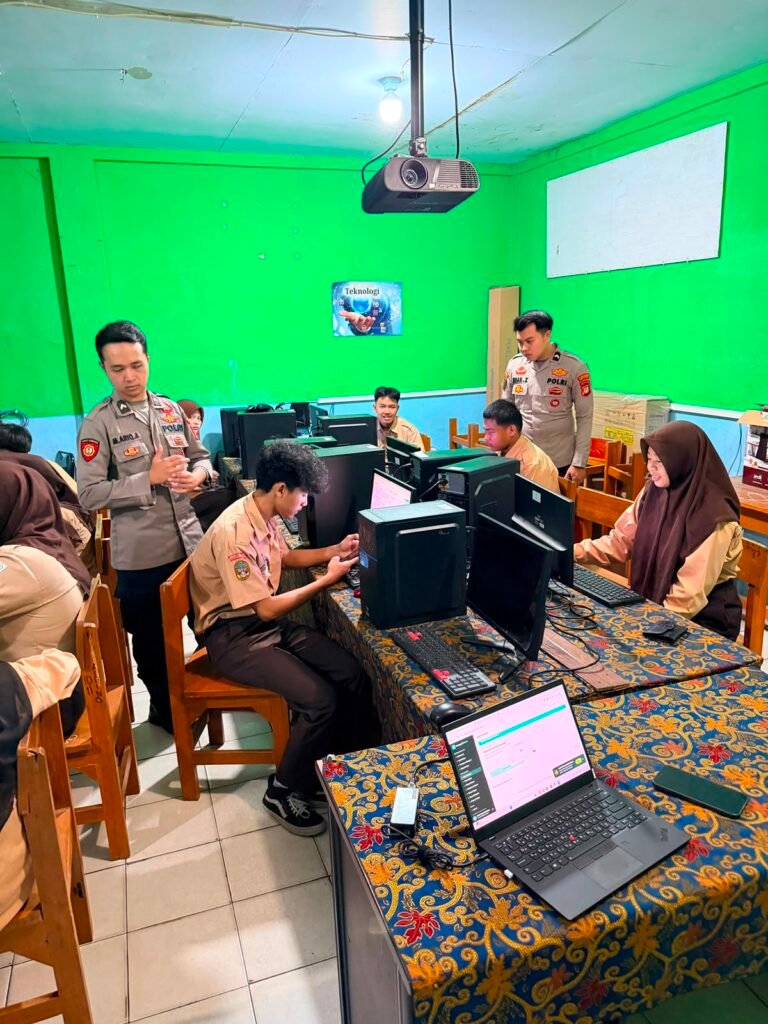 Polres Pelabuhan Tanjung Priok Edukasi 80 Siswa SMK Al Jihad tentang Pemanfaatan AI dan Bahaya Cybercrime - Teropong Rakyat
