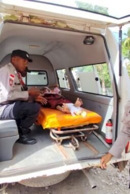 Polri Evakuasi Dua Warga Palue Lewat Jalur Udara, Lansia Korban Reruntuhan dan Ibu Hamil