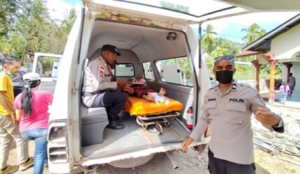 Polri Evakuasi Dua Warga Palue Lewat Jalur Udara, Lansia Korban Reruntuhan dan Ibu Hamil - Teropong Rakyat