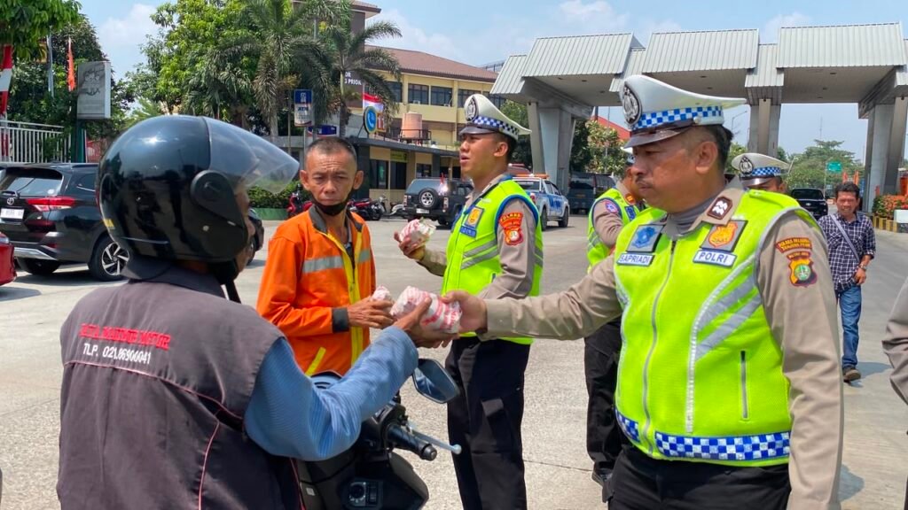 JJOS Jumat Berkah Peduli Polres Pelabuhan Tanjung Priok: Wujud Kepedulian Polri kepada Sopir, Pengemudi Ojol, dan Masyarakat Pelabuhan - Teropong Rakyat