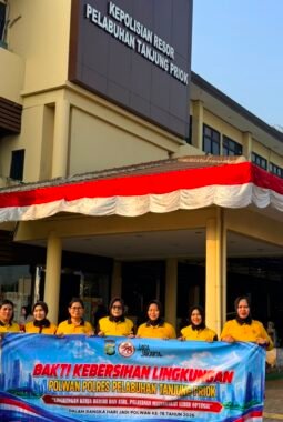 Semarak HUT Polwan ke-78, Polwan Polres Priok Gelar Bakti Kebersihan dan Anjangsana Purnawirawan