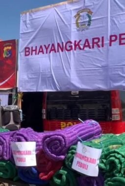 Bhayangkari dan Polda NTT Salurkan Dukungan bagi Pengungsi Gempa di Sikka