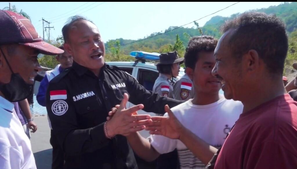 Warga Blokade Jalan di Wae Pesi, Polisi Pilih Dengarkan Keluhan dan Redakan - Teropong Rakyat