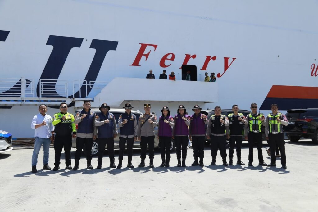 Portal Berita Indonesia dan Dunia Terkini Hari Ini, Update Harian Terbaru, Terlengkap, Tajam, Aktual dan Berimbang. 12 Truk Bantuan Polda Jateng Tiba di Labuan Bajo, Siap Disalurkan untuk Warga Terdampak Gempa NTT - Teropong Rakyat