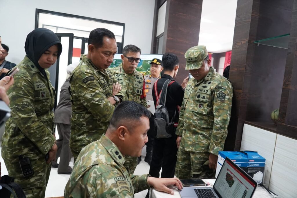 Panglima TNI Dampingi Presiden RI Tinjau Penanganan Karhutla di Kalimantan Barat - Teropong Rakyat