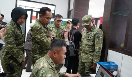 Panglima TNI Dampingi Presiden RI Tinjau Penanganan Karhutla di Kalimantan Barat - Teropong Rakyat
