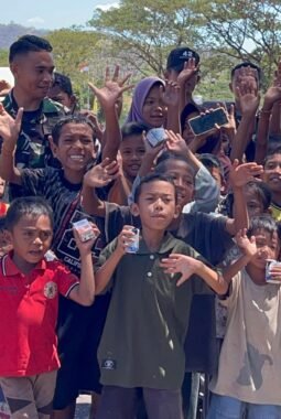 Prajurit Korem 161/Wira Sakti Hadirkan Keceriaan bagi Anak-Anak Terdampak Gempa NTT