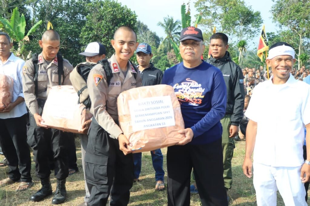 Portal Berita Indonesia dan Dunia Terkini Hari Ini, Update Harian Terbaru, Terlengkap, Tajam, Aktual dan Berimbang. Tanamkan Nilai nilai kepedulian sosial, Siswa SPN Polda Metro Jaya melaksanakan Bakti Sosial dilingkungan masyarakat saat Tradisi pengambilan bendera. - Teropong Rakyat