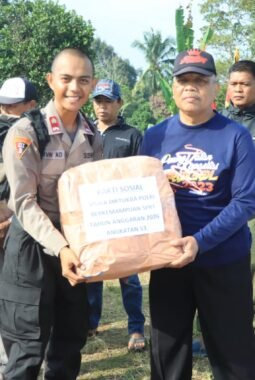 Tanamkan Nilai nilai kepedulian sosial, Siswa SPN Polda Metro Jaya melaksanakan  Bakti Sosial dilingkungan masyarakat  saat Tradisi pengambilan bendera.