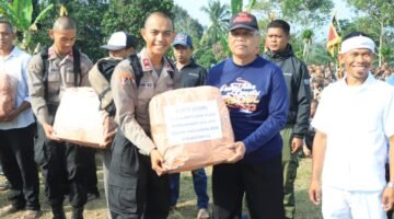 Tanamkan Nilai nilai kepedulian sosial, Siswa SPN Polda Metro Jaya melaksanakan Bakti Sosial dilingkungan masyarakat saat Tradisi pengambilan bendera.