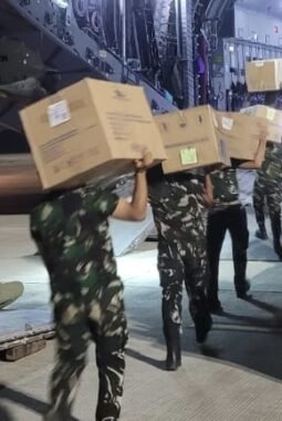 Hari Kesembilan Penanganan Gempa NTT, TNI Kerahkan 8.012 Personel dan Salurkan 803,824 Ton Bantuan