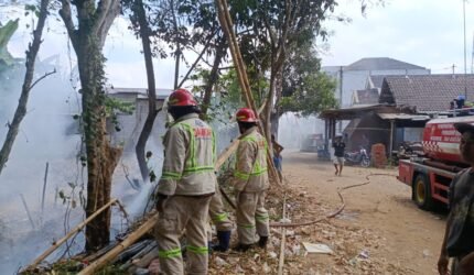 Dalam Sehari, Dua Kebakaran Terjadi di Kabupaten Malang, Damkar Bergerak Cepat - Teropong Rakyat
