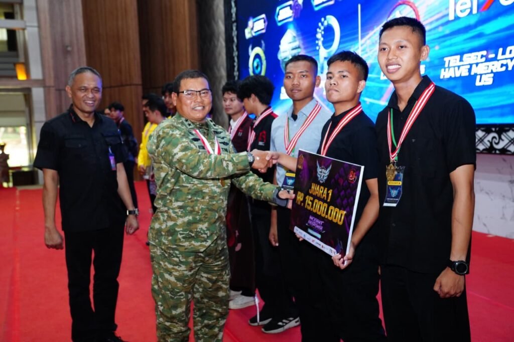 Portal Berita Indonesia dan Dunia Terkini Hari Ini, Update Harian Terbaru, Terlengkap, Tajam, Aktual dan Berimbang. Askomlek Panglima TNI Tutup Rise The Ranger 2 Cyber Competition 2026 - Teropong Rakyat