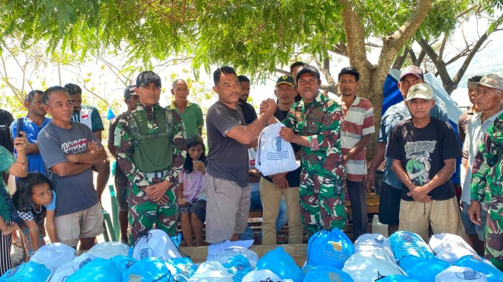 Portal Berita Indonesia dan Dunia Terkini Hari Ini, Update Harian Terbaru, Terlengkap, Tajam, Aktual dan Berimbang. Hari Kesepuluh Penanganan Gempa NTT, TNI Salurkan 825,585 Ton Bantuan - Teropong Rakyat