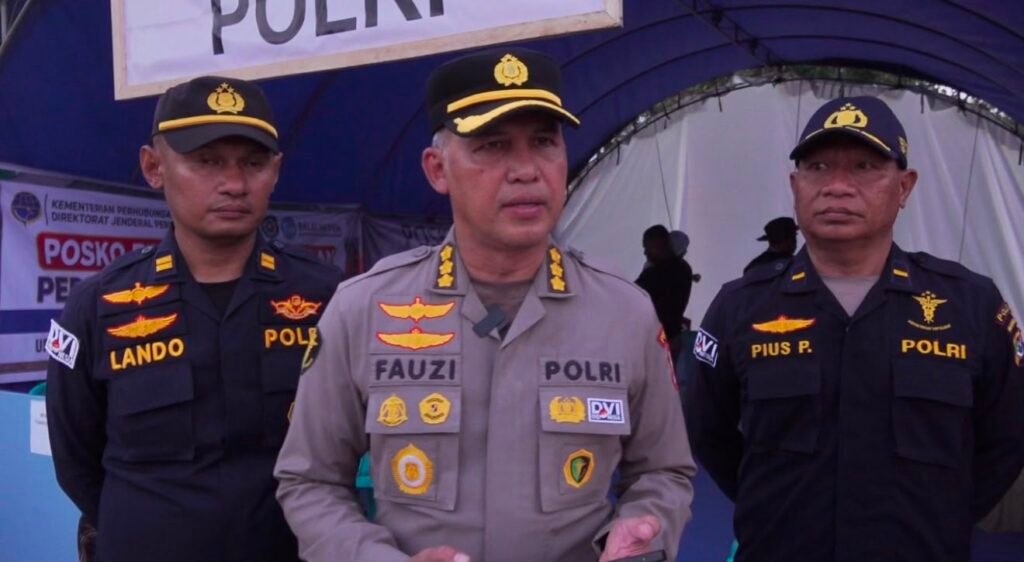 Posko Kesehatan Polri Layani Ratusan Warga Terdampak Gempa Nagekeo - Teropong Rakyat