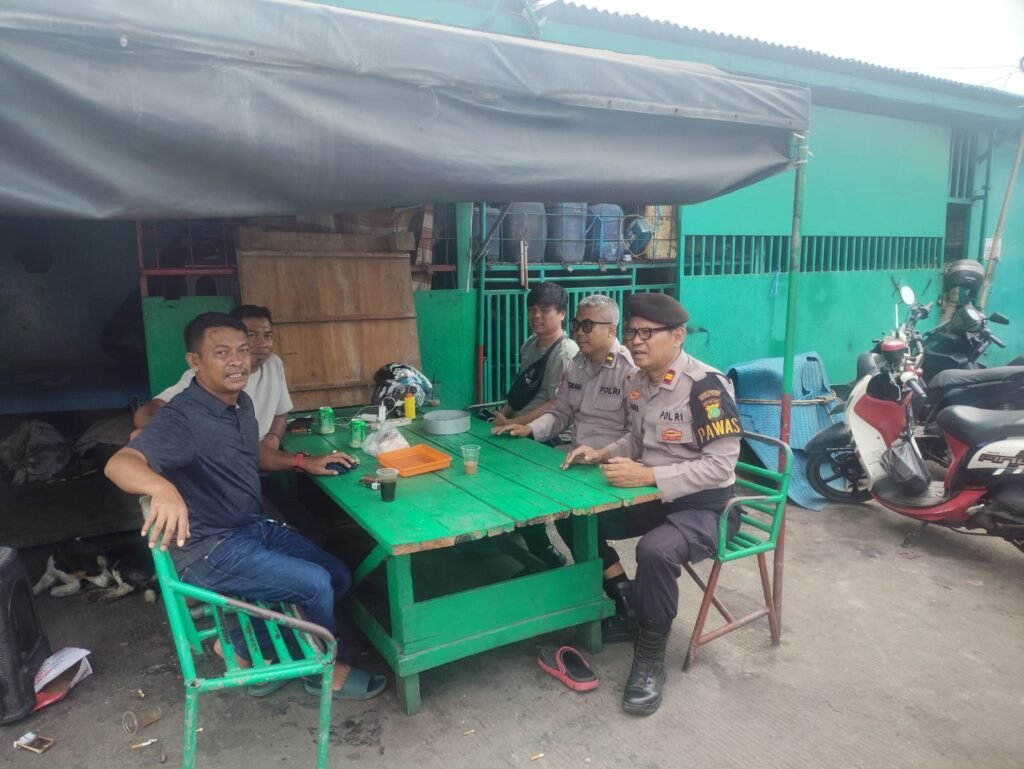 Portal Berita Indonesia dan Dunia Terkini Hari Ini, Update Harian Terbaru, Terlengkap, Tajam, Aktual dan Berimbang. Jaga Jakarta On The Spot di Pelabuhan Muara Baru, Polres Priok Perkuat Sinergi Kamtibmas Bersama Masyarakat - Teropong Rakyat