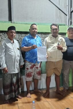 Cegah ISPA, Babinsa Koramil 12/Rajeg & Bhabinkamtibmas Polsek Rajeg Sosialisasikan Larangan Bakar Sampah