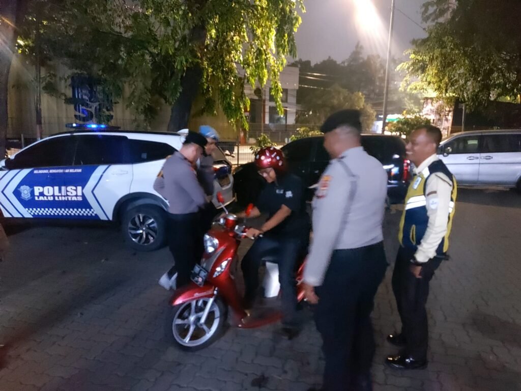 Portal Berita Indonesia dan Dunia Terkini Hari Ini, Update Harian Terbaru, Terlengkap, Tajam, Aktual dan Berimbang. JJOS Patroli Cipta Kondisi Polres Pelabuhan Tanjung Priok Sasar Gangguan Kamtibmas, Periksa Kendaraan hingga Imbau Pengemudi Trailer - Teropong Rakyat